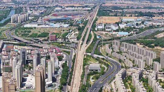 城市交通干线与周边建筑的航拍全景