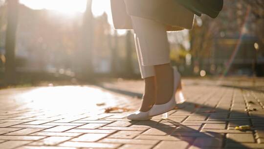 商业女人腿高跟鞋穿过城市公园视频素材模板下载
