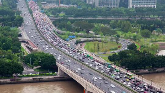 高速公路上交通繁忙