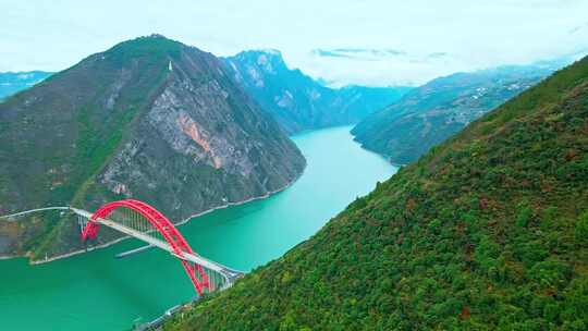 长江三峡巫峡峡口红叶