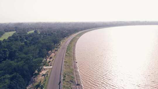 昌迪加尔苏卡纳湖刮风天弯曲人行道的鸟瞰图