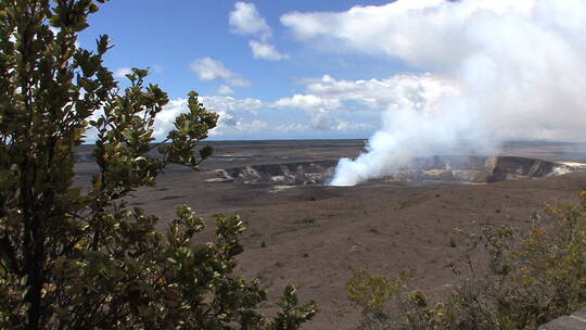 火山喷发的烟雾天际线景观