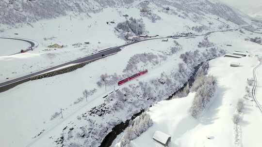 瑞士的滑雪列车曾将乘客和滑雪者运送到滑雪