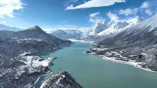 西藏昌都市八宿县然乌湖和雪山森林航拍风光