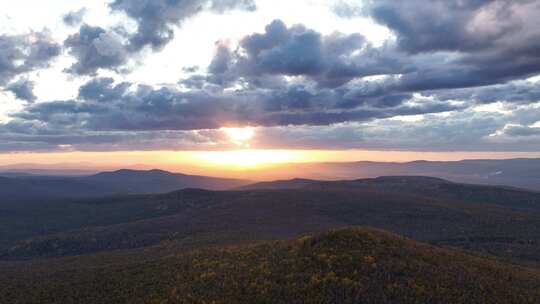 大兴安岭秋季山林夕照