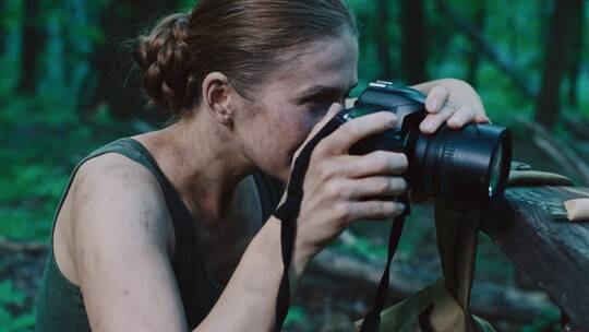 摄影师在森林拍照