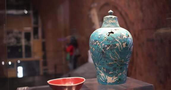 明代宣德 孔雀绿地青花鱼藻纹梅瓶