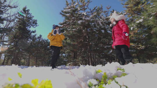快乐儿童在雪地里打雪仗视频素材模板下载