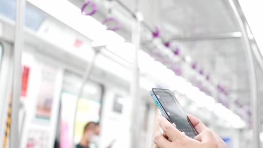 地铁上用手机玩手机视频素材模板下载