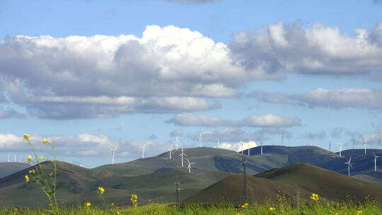 山峦上矗立的风力发电风轮