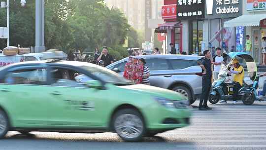 马路车流人来人往拥堵车流路口行人