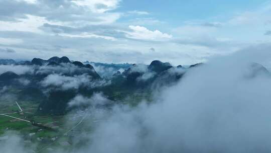 雨后桂林山谷云雾缭绕下的田地和房屋