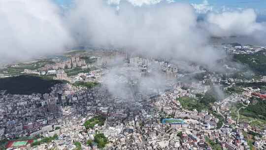 城市云雾缭绕航拍全景