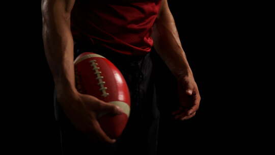 美国橄榄球运动员双手持球4k视频素材模板下载