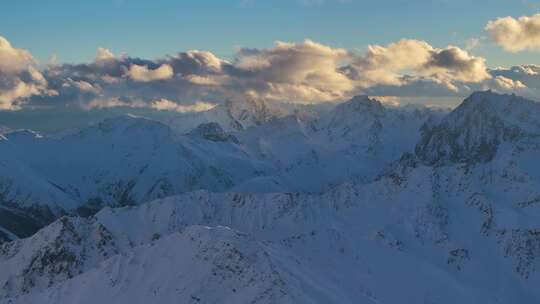 航拍雪山日照金山