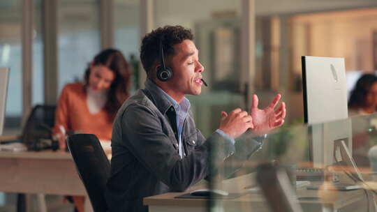 商务人员、呼叫中心并在计算机上与客户交谈