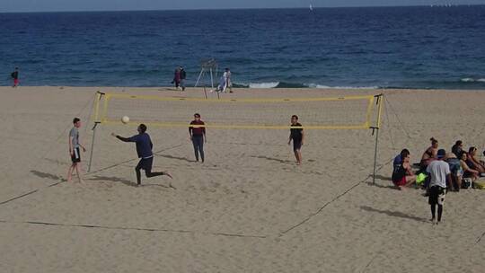 人们在沙滩上打排球