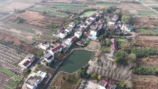 乡村全景俯瞰，田野与道路交错分布