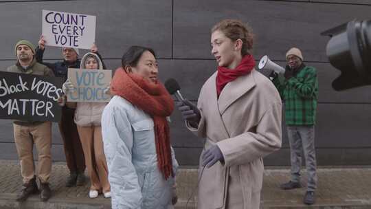 一名妇女在抗议期间被采访