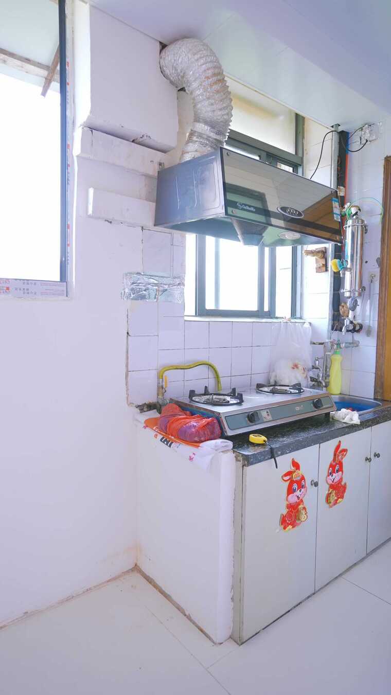 厨房油烟机及灶台场景