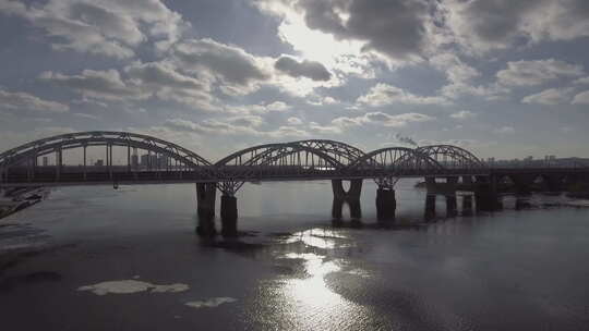 航拍城市河流上的桥梁