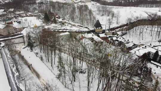 白雪覆盖的城堡全景