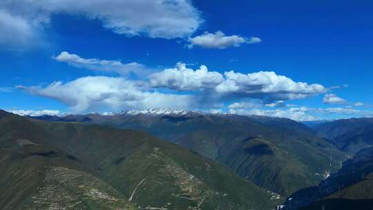 山间大型建筑群落鸟瞰全景