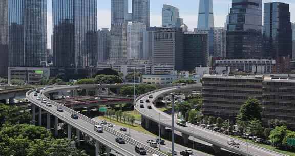 城市中高楼间的多层立交车流景象