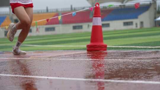 运动场雨中田径比赛运动员奔跑的脚步步伐