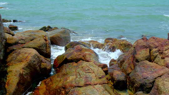 海南三亚大海边蓝色海浪拍打礁石岩石海景