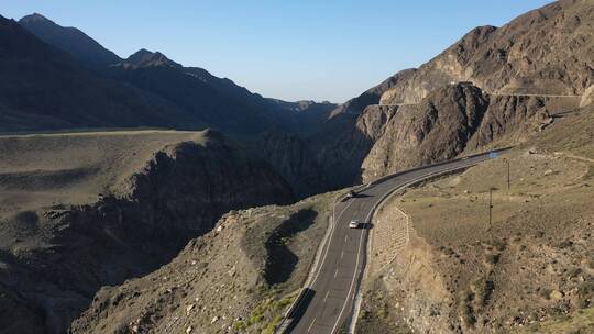 新疆独库公路宏伟的山谷地形