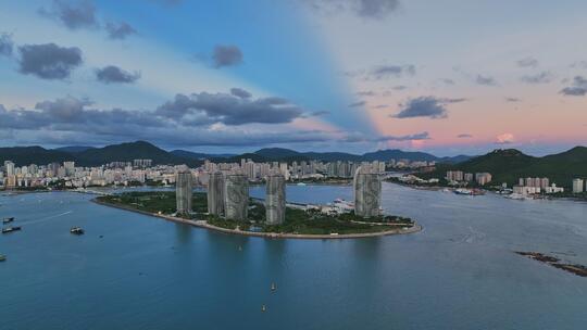 双向夕阳下的凤凰岛和三亚海岸线