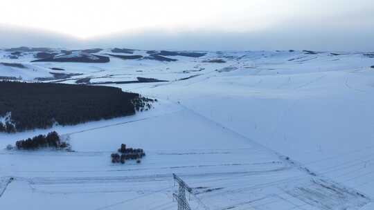 冬季雪原输电线路塔