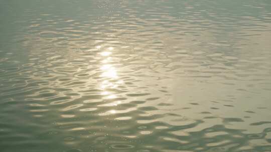 唯美金色水波纹波光粼粼黄昏逆光湖水