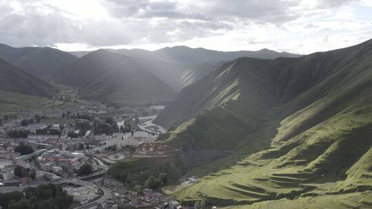 阳光洒在草原高山上3