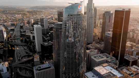 城市航拍洛杉矶日出阳光照射摩天大楼汽车
