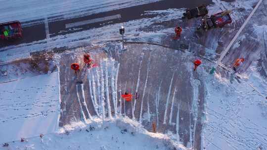 环卫工人除雪作业