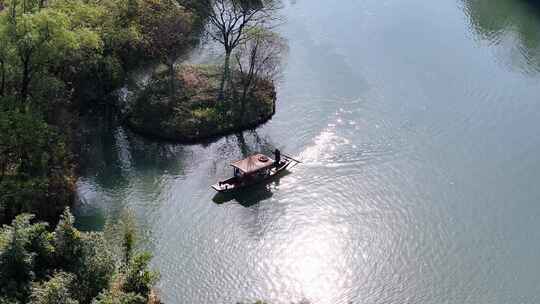 摇橹船在杭州西溪湿地河道中前行