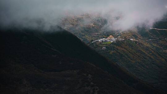 云雾雪山视频玉带云环绕雪山雪峰森林草原