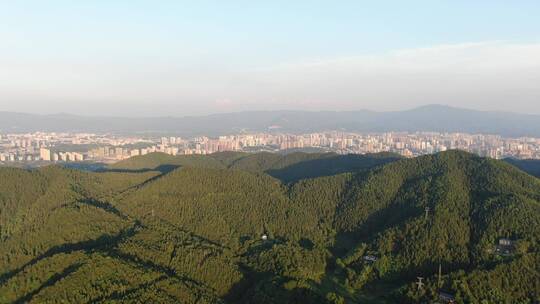 航拍透过山川看城市风光