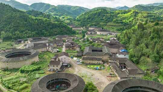 夏日清晨河坑土楼群的航拍景观