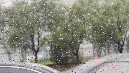 雨天驾车行驶在城市马路上车窗外