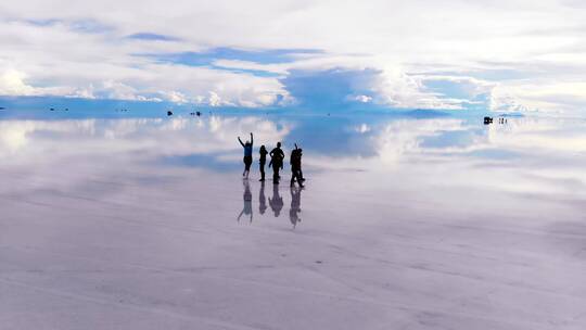 漂亮的盐湖滩上的游客在招手视频素材模板下载