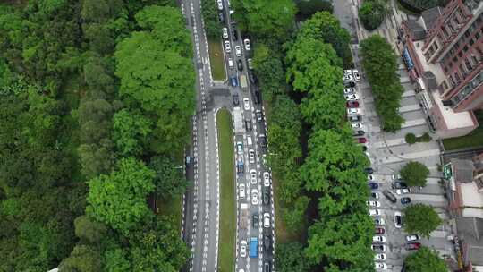 广东东莞：航拍星期五学校附近道路塞车现象