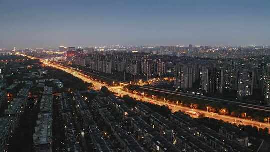 地铁与车流夜景