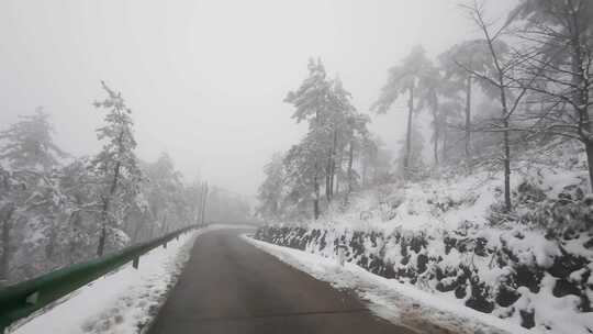 行车视角：延时拍摄盘山公路上的山林雪景