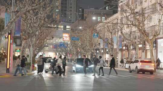 上海城市街道车流人流