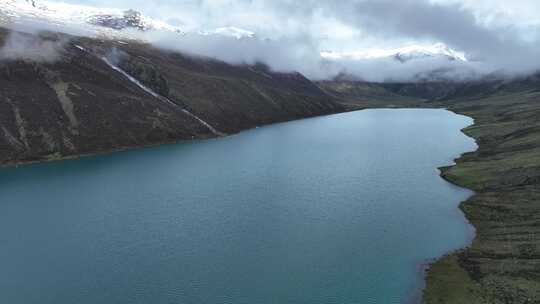 云雾缭绕的萨普神山 碧绿湖水的高原湖泊