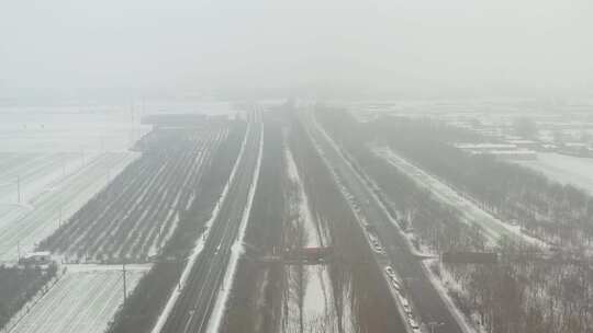 航拍雪景公路