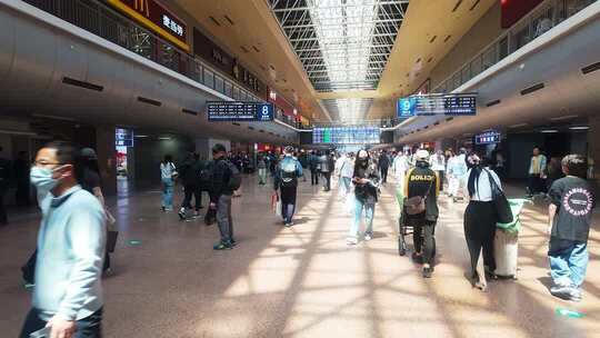 4K火车站出行的熙熙攘攘人群
